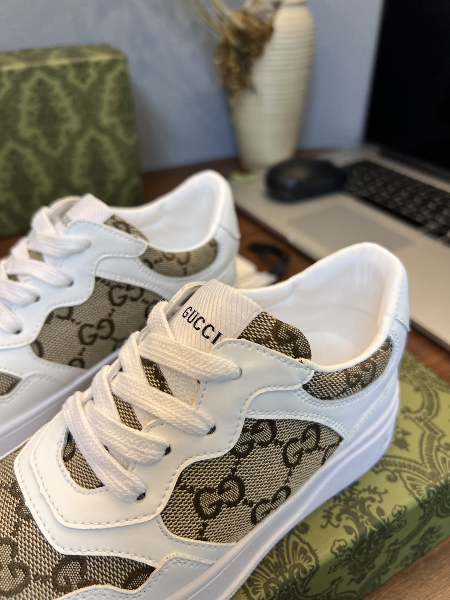 Children's shoes child